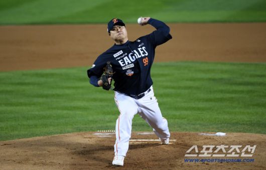 19년 만에 한국시리즈 2차전 선발 투수로 마운드에 오른 한화 류현진이 혼신의 힘을 다해 역투했다.