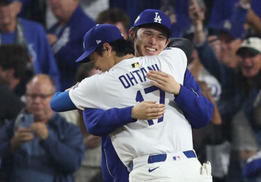 오타니와 사사키 로키가 포옹하며 기뻐하고 있다. Imagn Images연합뉴스