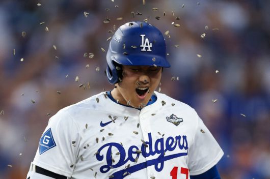 오타니가 3회 솔로홈런을 치고 들어와 해바라기씨 세례를 받고 있다. AFP연합뉴스