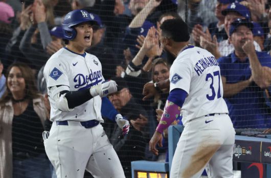 오타니가 7회말 5-5 동점을 만드는 솔로포를 날리고 들어와 테오스카 에르난데스의 환영을 받고 있다. Imagn Images연합뉴스