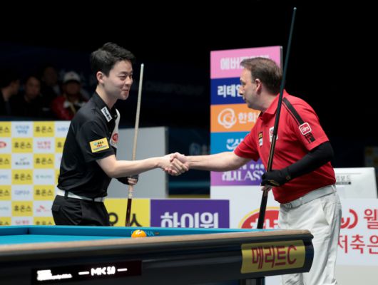 결승전을 앞두고 악수를 나누는 김영원과 다니엘 산체스(왼쪽부터). 사진제공=PBA