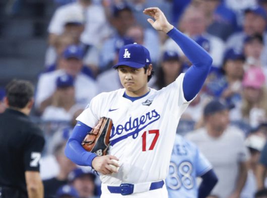 오타니 쇼헤이가 3회 블라디미르 게레로 주니어에 역전 투런포를 내준 뒤 어깨를 풀며 아쉬워 하고 있다. UPI연합뉴스