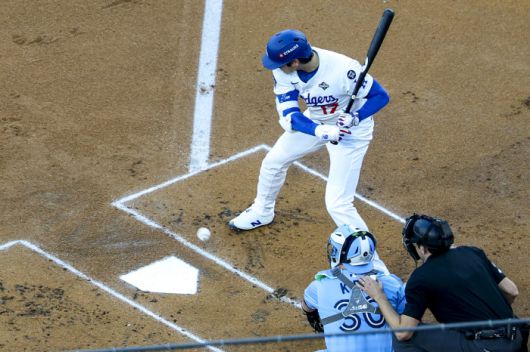 오타니 쇼헤이가 타석에서 공을 흘려보내고 있다. EPA연합뉴스