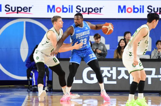 가스공사 퍼킨스와 DB 엘런슨의 대결 장면. 사진제공=KBL