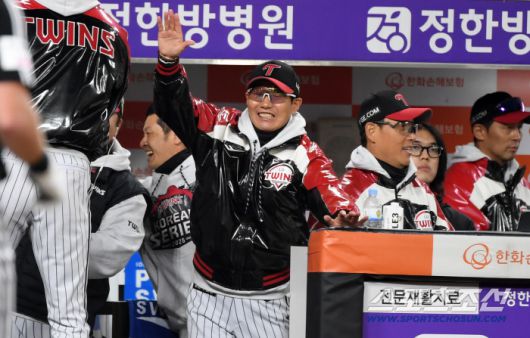 30일 대전 한화생명볼파크에서 열린 한국시리즈 4차전 한화 이글스와 LG 트윈스의 경기. 9회초 2사 2,3루 LG 김현수의 역전 적시타가 나오자 염경엽 감독이 환호하고 있다. 대전=박재만 기자 pjm@sportschosun.com/2025.10.30/