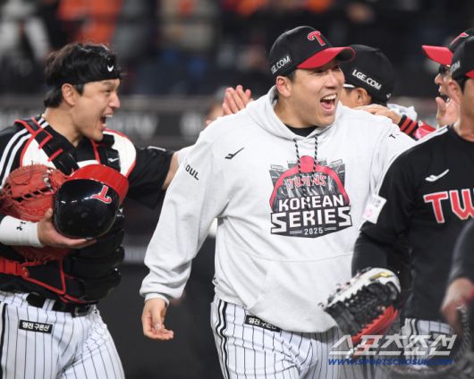 30일 대전 한화생명볼파크에서 열린 LG와 한화의 한국시리즈 4차전.7대4로 역전승을 거둔 LG 김현수와 박동원이 환호하고 있다. 대전=정재근 기자 cjg@sportschosun.com/2025.10.30/