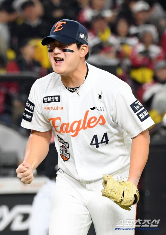 30일 대전 한화생명볼파크에서 열린 한국시리즈 4차전 한화 이글스와 LG 트윈스의 경기. 8회초 2사 1,2루 LG 오스틴을 뜬공 처리한 한화 마무리 김서현이 포효하고 있다. 대전=박재만 기자 pjm@sportschosun.com/2025.10.30/
