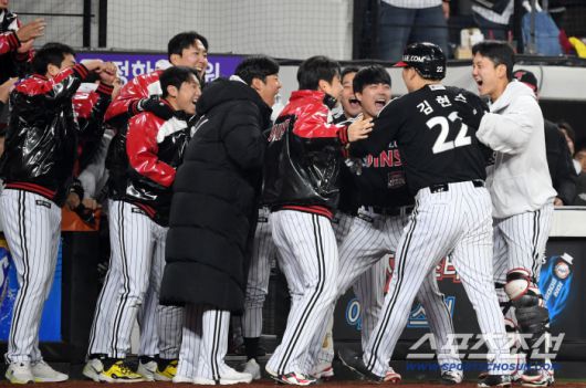 30일 대전 한화생명볼파크에서 열린 한국시리즈 4차전 한화 이글스와 LG 트윈스의 경기. 9회초 2사 2,3루 LG 김현수가 역전 적시타를 날린 뒤 환호하고 있다. 대전=박재만 기자 pjm@sportschosun.com/2025.10.30/