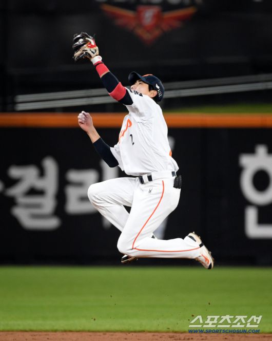 30일 대전 한화생명볼파크에서 열린 한국시리즈 4차전 한화 이글스와 LG 트윈스의 경기. 3회초 LG 구본혁 타구를 한화 유격수 심우준이 처리하고 있다. 대전=박재만 기자 pjm@sportschosun.com/2025.10.30/