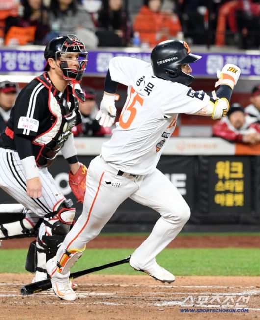 30일 대전 한화생명볼파크에서 열린 한국시리즈 4차전 한화 이글스와 LG 트윈스의 경기. 4회말 무사 1,2루 한화 황영묵이 번트를 대고 있다. 대전=박재만 기자 pjm@sportschosun.com/2025.10.30/