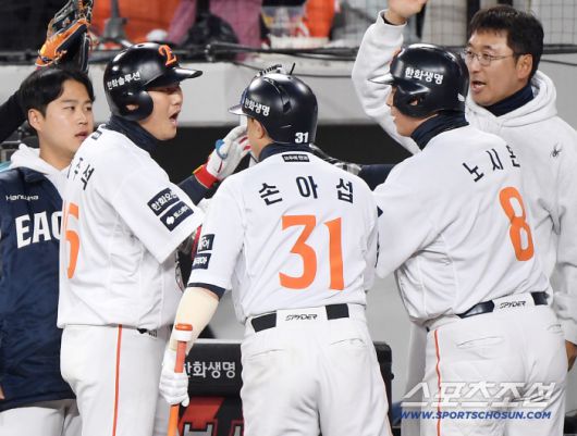 30일 대전 한화생명볼파크에서 열린 LG와 한화의 한국시리즈 4차전. 4회말 1사 2, 3루 하주석이 1타점 내야땅볼을 친 후 환영받고 있다. 대전=정재근 기자 cjg@sportschosun.com/2025.10.30/