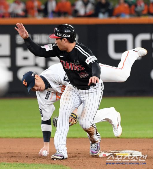 30일 대전 한화생명볼파크에서 열린 한국시리즈 4차전 한화 이글스와 LG 트윈스의 경기. 7회초 1사 1루 LG 박동원 내야 땅볼 때 한화 2루수 하주석이 선행주자 오지환과 충돌하고 있다. 대전=박재만 기자 pjm@sportschosun.com/2025.10.30/