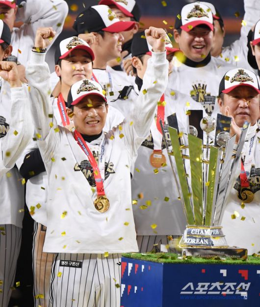 31일 대전 한화생명볼파크에서 열린 LG와 한화의 한국시리즈 5차전. LG가 4대1로 승리하며 시리즈 전적 4승 1패로 우승을 차지했다. 염경엽 감독이 챔피언 트로피 앞에서 환호하고 있다. 대전=정재근 기자 cjg@sportschosun.com/2025.10.31/