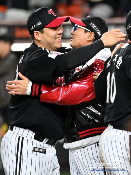 31일 대전 한화생명볼파크에서 열린 LG와 한화의 한국시리즈 5차전. LG가 승리하며 한국시리즈 우승을 차지했다. 염경엽 감독과 포옹을 하는 김현수의 모습. 대전=허상욱 기자wook@sportschosun.com/2025.10.31/