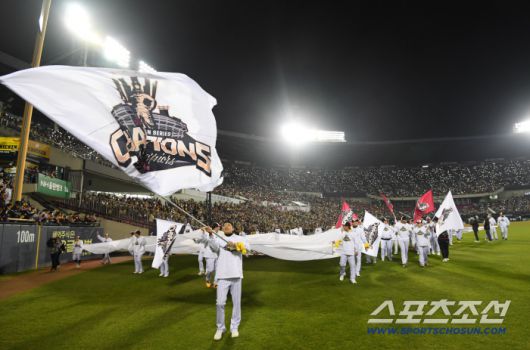'한국시리즈 통합우승 IN 잠실' 행사가 1일 잠실구장에서 열렸다. LG 선수단이 팬들과 함께 우승의 기쁨을 만끽하고 있다. 잠실=박재만 기자 pjm@sportschosun.com/2025.11.01/