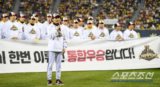 '한국시리즈 통합우승 IN 잠실' 행사가 1일 잠실구장에서 열렸다. LG 염경엽 감독이 팬들과 함께 우승의 기쁨을 만끽하고 있다. 잠실=박재만 기자 pjm@sportschosun.com/2025.11.01/