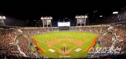 1일 잠실구장에서 열린 우승 행사에 2만2000명의 LG팬들이 꽉 채웠다. 사진제공=LG 트윈스