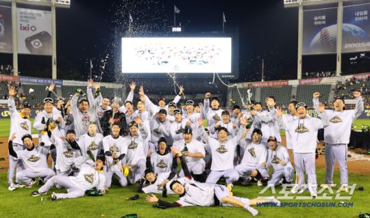 LG 선수들이 샴페인 세리머니를 마치고 기념촬영을 했다. 사진제공=LG 트윈스