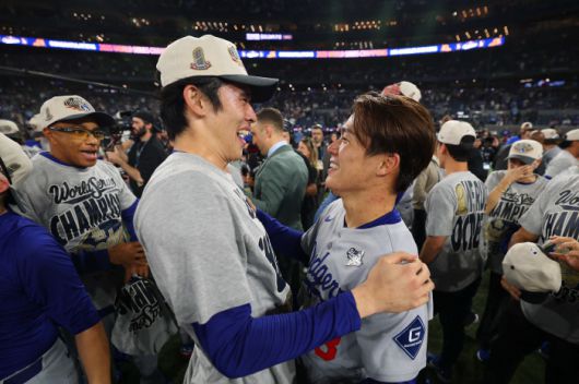 LA 다저스 사사키 로키(왼쪽)와 야마모토 요시노부. AFP연합뉴스