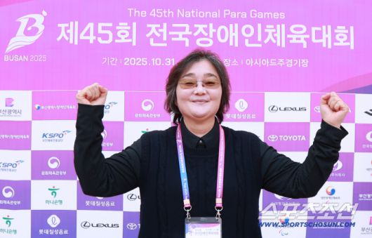 11초49, 1994년 이후 31년째 깨지지 않고 있는 여자육상 100m 한국신기록 보유자, 대한민국 여자육상 레전드 이영숙 대한장애인육상연맹 이사가 인일여고 후배이기도 한 신현진의 메달을 응원하며  파이팅 포즈를 취했다. 사진제공=대한장애인체육회