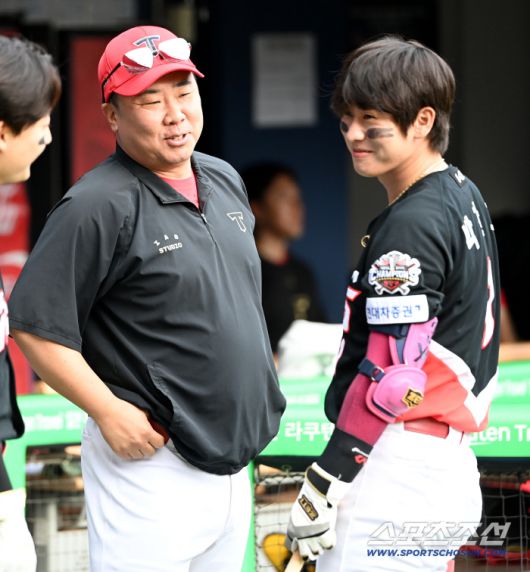 13일 잠실야구장에서 열린 KIA와 LG의 경기, 경기 전 박찬호와 이야기를 나누는 KIA 이범호 감독의 모습. 잠실=허상욱 기자wook@sportschosun.com/2025.09.13/