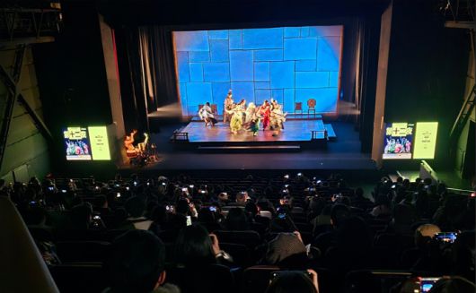 국립극단 '십이야' 베이징 무대 커튼콜을 촬영하는 중국 관객들. 사진=국립극단