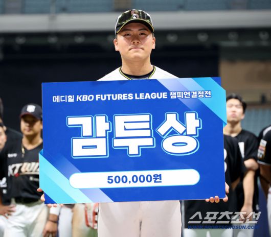 1일 고척스카이돔에서 열린 2025 KBO 퓨처스리그 챔피언결정전 상무와 KT의 경기, KT가 10대5로 승리하며 초대 챔피언에 올랐다. 감투상을 수상한 상무 윤준호의 모습. 고척=허상욱 기자wook@sportschosun.com/2025.10.01/