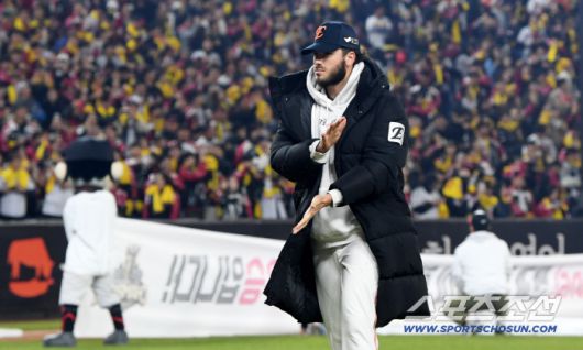 31일 대전 한화생명볼파크에서 열린 한국시리즈 5차전 한화 이글스와 LG 트윈스의 경기. 패한 한화 폰세가 마운드에서 흙을 챙긴 뒤 경기장을 나서고 있다. 대전=박재만 기자 pjm@sportschosun.com/2025.10.31/