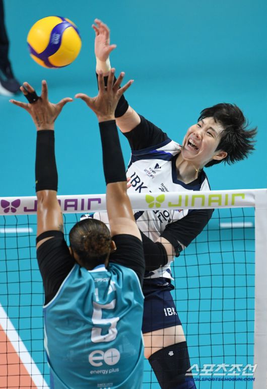 19일 장충체육관에서 열린 V리그 GS칼텍스와 IBK기업은행의 경기. IBK 이소영이 블로킹을 피해 공격을 시도하고 있다. 장충=박재만 기자 pjm@sportschosun.com/2025.10.19/