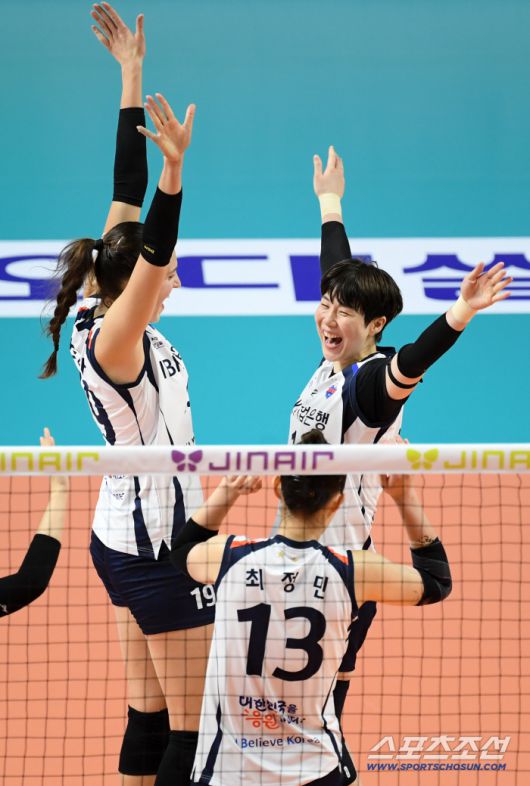 19일 장충체육관에서 열린 V리그 GS칼텍스와 IBK기업은행의 경기. IBK 빅토리아, 이소영이 득점 후 환호하고 있다. 장충=박재만 기자 pjm@sportschosun.com/2025.10.19/