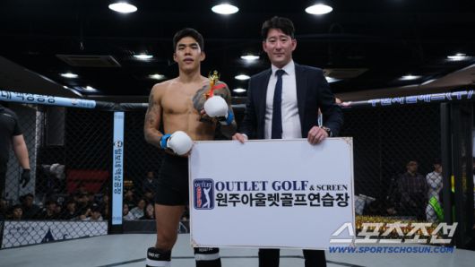 원주시 MMA 총협회 최명우 부회장이 시상하고 있다. 사진제공=로드FC