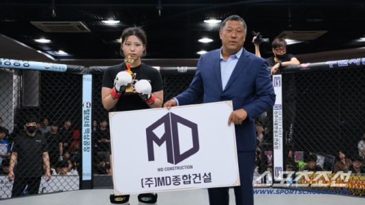 강원특별자치도 MMA총협회 김종대 회장 시상하고 있다. 사진제공=로드FC