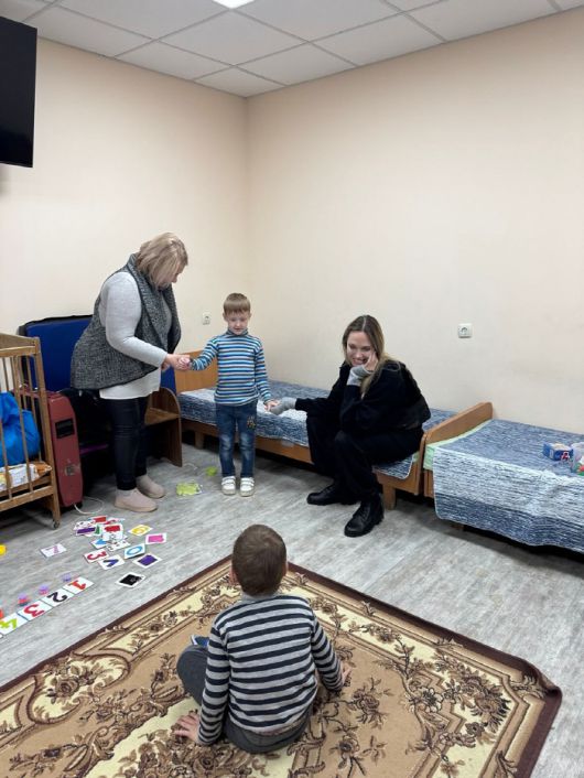 안젤리나 졸리가 우크라이나 헤르손을 방문해 최전선에 살고 있는 가족들을 만났다. 이 가운데 현지 경호원이 군에 곧장 징집되는 일이 발생한 것으로 알려졌다. 사진=안젤리나 졸리 개인 계정