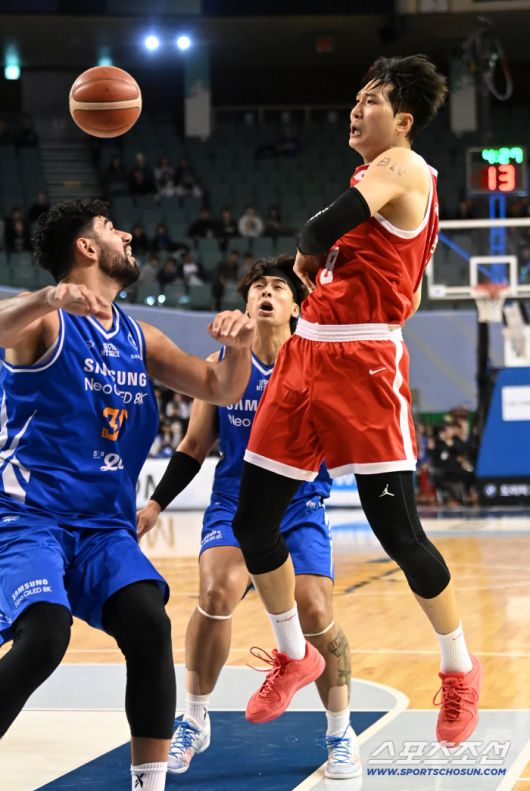 9일 잠실실내체육관에서 열린 서울 삼성과 서울 SK의 경기, SK 안영준이 패스를 시도하고 있다. 잠실실내체=허상욱 기자wook@sportschosun.com/2025.11.09/