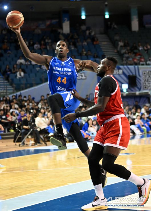 9일 잠실실내체육관에서 열린 서울 삼성과 서울 SK의 경기, 삼성 니콜슨이 SK 워니의 수비를 피해 골밑슛을 시도하고 있다. 잠실실내체=허상욱 기자wook@sportschosun.com/2025.11.09/