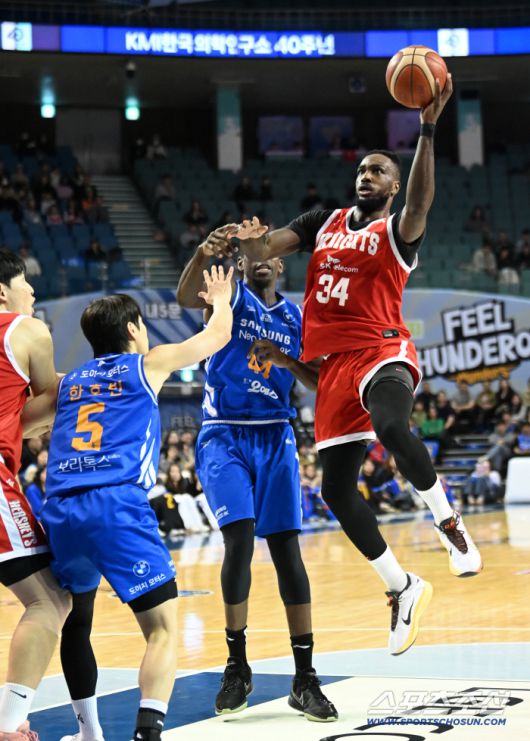 9일 잠실실내체육관에서 열린 서울 삼성과 서울 SK의 경기, SK 워니가 골밑돌파를 시도하고 있다. 잠실실내체=허상욱 기자wook@sportschosun.com/2025.11.09/