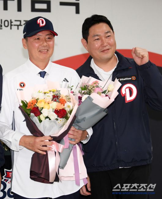 두산 베어스 김원형 감독 취임식이 23일 잠실구에서 열렸다. 김원형 감독과 양의지가 포즈를 취하고 있다. 잠실=박재만 기자 pjm@sportschosun.com/2025.10.23/