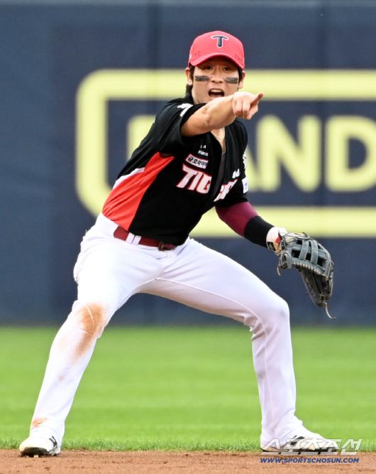 13일 잠실야구장에서 열린 KIA와 LG의 경기, 2회말 문보경의 내야땅볼 타구를 잡아 1루에서 잡아내는 박찬호의 모습. 잠실=허상욱 기자wook@sportschosun.com/2025.09.13/