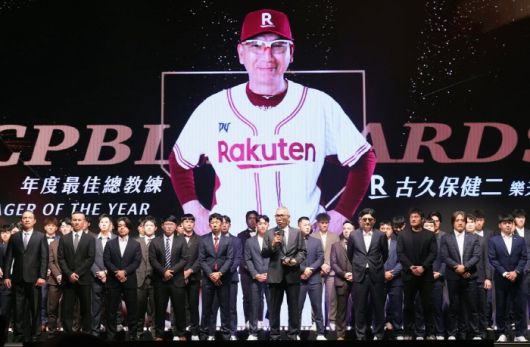 올해의 CPBL 감독상을 수상한 후루쿠보 감독. 사진=라쿠텐 몽키스 공식 SNS