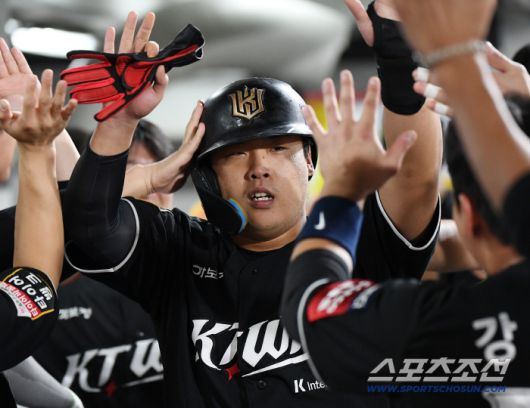 1일 광주 기아챔피언스필드에서 열린 KT-KIA전. 3회초 2사 1, 3루 황재균의 적시타 때 득점한 강백호가 환영받고 있다. 광주=정재근 기자 cjg@sportschosun.com/2025.10.1/