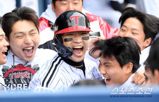 26일 잠실구장에서 열린 한국시리즈 1차전 LG 트윈스와 한화 이글스의 경기. 5회말 LG 박해민이 솔로포를 날린 뒤 환호하고 있다. 잠실=박재만 기자 pjm@sportschosun.com/2025.10.26/