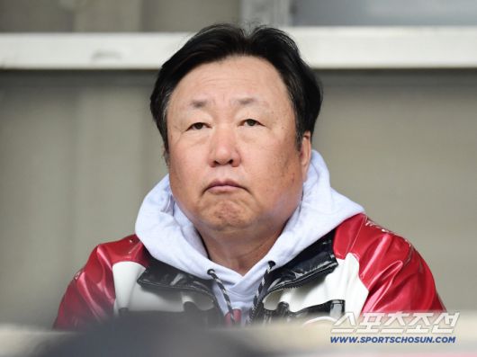 26일 잠실구장에서 열린 한화와 LG의 KS 1차전. 경기 지켜보는 LG 차명석 단장. 잠실=송정헌 기자songs@sportschosun.com/2025.10.26/