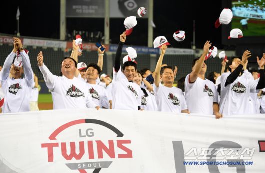 1일 잠실구장에서 정규리그 우승을 확정 지은 LG 트윈스 차명석 단장, 염경엽 감독, 김인석 대표이사가 기뻐하고 있다. 잠실=박재만 기자 pjm@sportschosun.com/2025.10.01/