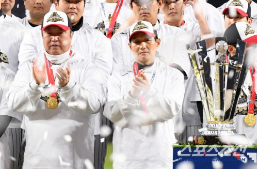 31일 대전 한화생명볼파크에서 열린 한국시리즈 5차전 한화 이글스와 LG 트윈스의 경기. 우승을 차지한 LG 차명석 단장, 염경엽 감독이 기뻐하고 있다. 대전=박재만 기자 pjm@sportschosun.com/2025.10.31/