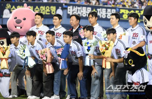 1일 잠실구장에서 열린 LG 트윈스와 NC 다이노스의 경기. 2026 KBO 신인 드래프트에서 LG에 지명받은 신인 선수들이 차명석 단장과 기념촬영을 하고 있다. 잠실=박재만 기자 pjm@sportschosun.com/2025.10.01/