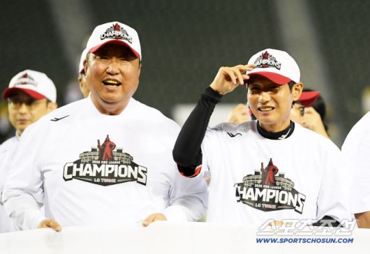 1일 잠실구장에서 정규리그 우승을 확정 지은 LG 트윈스 차명석 단장, 염경엽 감독이 기뻐하고 있다. 잠실=박재만 기자 pjm@sportschosun.com/2025.10.01/