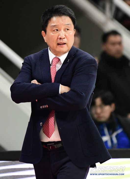 16일 안양 정관장아레나에서 프로농구 안양 정관장과 창원 LG의 경기가 열렸다. 경기 지켜보는 안양 정관장 유도훈 감독. 안양=송정헌 기자songs@sportschosun.com/2025.11.16/