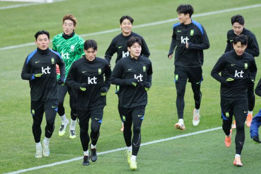 가나전 하루 앞둔 축구 대표팀      (서울=연합뉴스) 신현우 기자 = 가나와의 평가전을 하루 앞둔 한국 축구대표팀 오현규, 박진섭, 배준호, 손흥민 등 선수들이 17일 서울 마포구 서울월드컵경기장에서 훈련하고 있다. 2025.11.17      nowwego@yna.co.kr  (끝)      <저작권자(c) 연합뉴스, 무단 전재-재배포, AI 학습 및 활용 금지>
