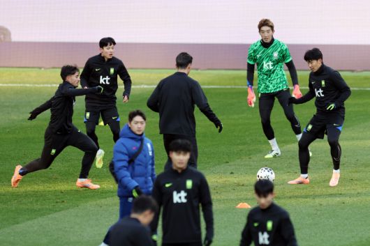 훈련하는 축구 대표팀      (서울=연합뉴스) 신현우 기자 = 가나와의 평가전을 하루 앞둔 한국 축구대표팀 손흥민, 조현우, 옌스 카스트로프 등 선수들이 17일 서울 마포구 서울월드컵경기장에서 훈련하고 있다. 2025.11.17      nowwego@yna.co.kr  (끝)      <저작권자(c) 연합뉴스, 무단 전재-재배포, AI 학습 및 활용 금지>