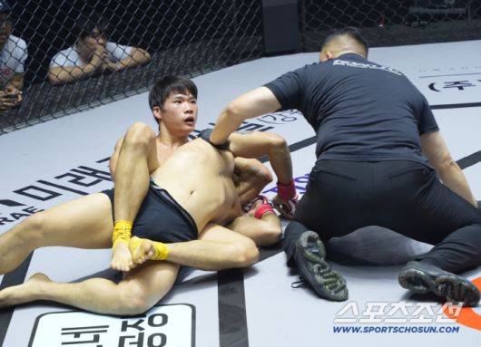 최영찬이 김준석을 초크로 기절시키고 승리했다. 사진제공=로드FC